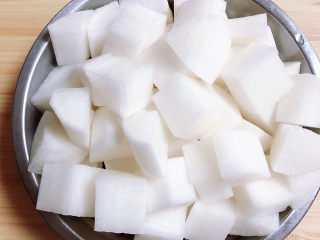 7、白萝卜羊肉汤,白萝卜切块儿待用。