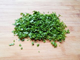 2、华夫鸡蛋饼,芹菜叶洗干净切成碎末。