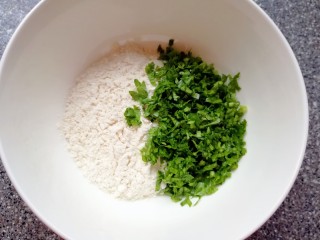 3、华夫鸡蛋饼,放入大碗中加入面粉搅拌均匀。