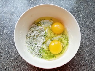 4、华夫鸡蛋饼,打入鸡蛋搅拌均匀。