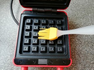 7、华夫鸡蛋饼,华夫饼早餐机接通电源，上下盘均匀的刷上一层食用油。