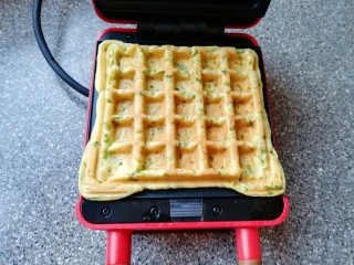 10、华夫鸡蛋饼,打开华夫饼早餐机盖子，鸡蛋饼变至金黄色即可。