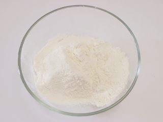 4、甜心可可麻薯馒头,150g的低筋面粉过筛到干净的盆中