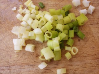 1、幸福早餐~皮蛋瘦肉粥,先切点葱花