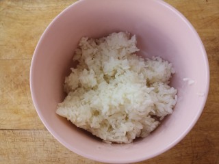 3、幸福早餐~皮蛋瘦肉粥,准备一碗剩米饭