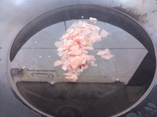 6、幸福早餐~皮蛋瘦肉粥,然后锅里倒水,把瘦肉放进去煮