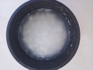 9、幸福早餐~皮蛋瘦肉粥,把剩米饭倒入电饭煲里,加入适量的水