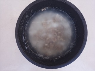 10、幸福早餐~皮蛋瘦肉粥,加入煮好的瘦肉,然后按煮粥按键,开始煮粥,大约煮20分钟