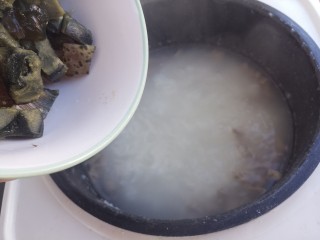 11、幸福早餐~皮蛋瘦肉粥,粥煮的差不多熟了,加入皮蛋