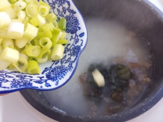 12、幸福早餐~皮蛋瘦肉粥,再加入葱花