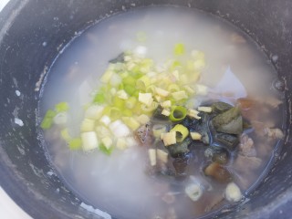 13、幸福早餐~皮蛋瘦肉粥,加入姜丝