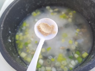 16、幸福早餐~皮蛋瘦肉粥,半勺胡椒粉,然后再煮5分钟即可