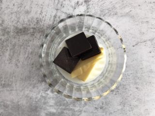 1、巧克力纸杯蛋糕,碗中加入牛奶,黄油,巧克力