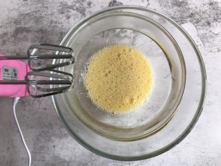 5、巧克力纸杯蛋糕,用电动打蛋器把鸡蛋打散,然后隔热水继续打发