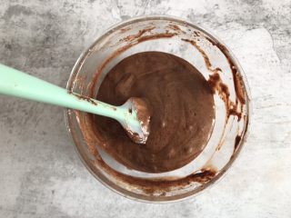 11、巧克力纸杯蛋糕,上下翻拌均匀