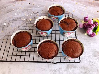13、巧克力纸杯蛋糕,烤好后取出晾凉
