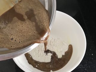 6、中式点心～红糖马拉糕（无油版）,再把红糖液慢慢地分多次倒入混合粉里