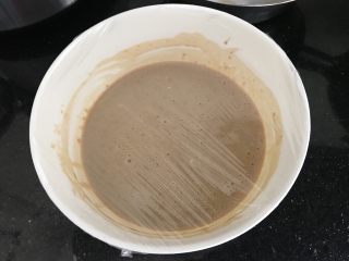 8、中式点心～红糖马拉糕（无油版）,盖上保鲜膜静置半小时