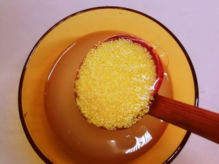 2、小米海参粥,小米清洗干净备用