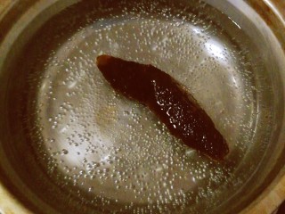 4、小米海参粥,即食海参放入开水中汆烫