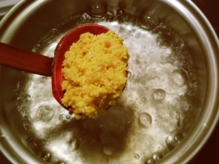 7、小米海参粥,放入小米 大火烧开