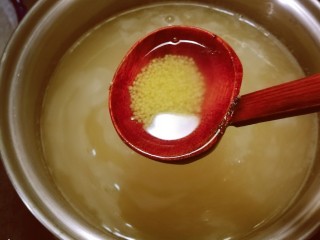 8、小米海参粥,转中小火熬煮