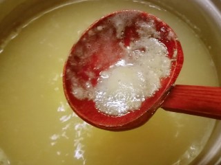 9、小米海参粥,随着加热  会有一层浮末  捞出即可