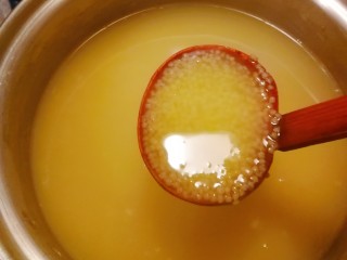 10、小米海参粥,慢慢变得浓稠 注意搅拌 以免糊锅底