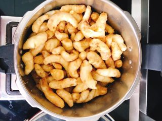 3、醋腌嫩生姜-可做早餐稀饭配菜,装在一个锅里，撒入2勺盐，搅拌均匀，腌制3小时以上。（夏天的话不能放太久，否则姜会腐烂）