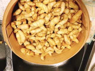 6、醋腌嫩生姜-可做早餐稀饭配菜,刮完皮再放到蒸笼沥干水份。
