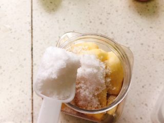 8、醋腌嫩生姜-可做早餐稀饭配菜,加入2勺盐。