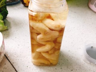 11、醋腌嫩生姜-可做早餐稀饭配菜,再倒入半罐水位的凉白开。