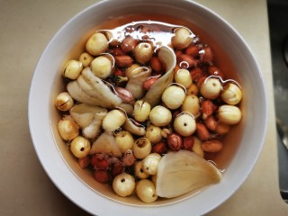 2、腊八粥【八宝粥】,花生丶莲子丶薏米丶百合提前泡2小时。