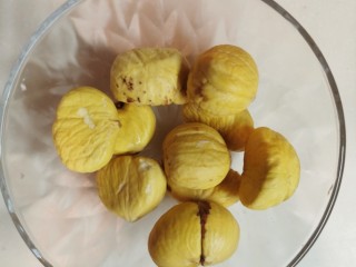 3、腊八粥【八宝粥】,栗子去皮取果仁，红枣去核。