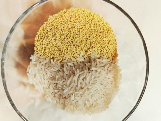 4、腊八粥【八宝粥】,米淘洗干净，小米、糯米提前浸泡半小时。