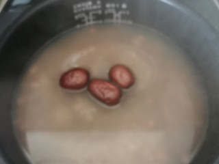 5、腊八粥【八宝粥】,直到所有食物变得浓稠软糯后，加入冰糖慢慢搅动至融化。