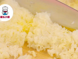 2、电饭煲银耳梨汤【罐头小厨】,泡发的银耳去掉根部，切碎