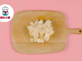 3、电饭煲银耳梨汤【罐头小厨】,雪梨1个去皮切块