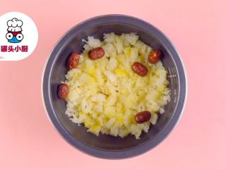 4、电饭煲银耳梨汤【罐头小厨】,将雪梨块、银耳碎、洗净的红枣6个放入电饭煲中，倒入适量清水，选择煲汤键（或煮粥键）炖煮40分钟