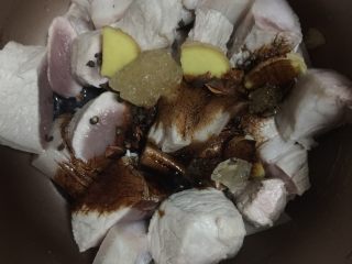 1、肉夹馍,五花肉洗净切块下锅烧水焯一下，把上面浮沫去掉，用温水洗净，放进电饭煲，把葱姜、冰糖、花椒、八角、老抽、生抽、盐放肉里，加入没入肉的水，按下煮粥键，两小时差不多。