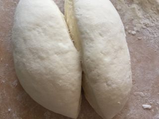 5、肉夹馍,面团发酵一倍大左右，结束发酵取出用干面粉揉匀。
