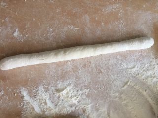 7、肉夹馍,取一面团揉成细长条。