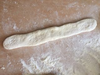 8、肉夹馍,用手按扁也可以擀面杖擀扁。