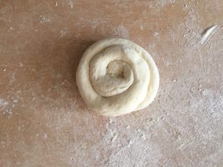 10、肉夹馍,卷成螺丝卷，收口放下面。