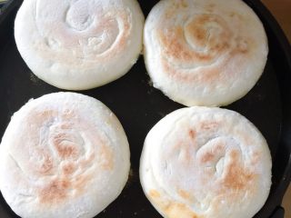 11、肉夹馍,擀面杖按压擀平，放入电饼铛，不用放油，小火烙熟，翻面烙一下。