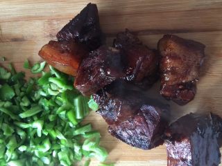 12、肉夹馍,煮好的肉加青椒剁碎。