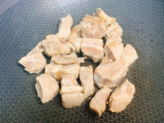 5、可乐排骨,排骨煎至两面金黄