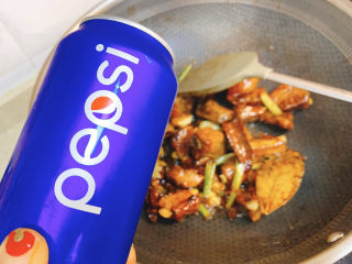 10、可乐排骨,加入一瓶可乐煮开转中小火焖煮40分钟，时间到了之后大火收汁，撒上熟白芝麻和葱花即可