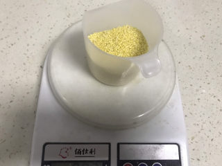 2、绿豆小米粥,称好小米80克