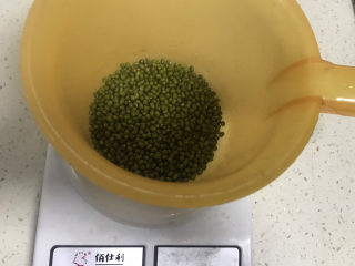 4、绿豆小米粥,称好50克绿豆